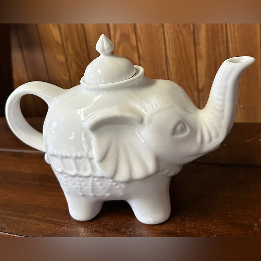 Cordon Bleu White Elephant Teapot